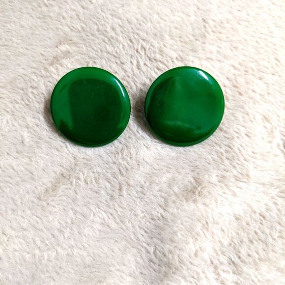 Vintage 60's Bakelite Spinach Green Disc Clip Earrings - Picture 2 of 10